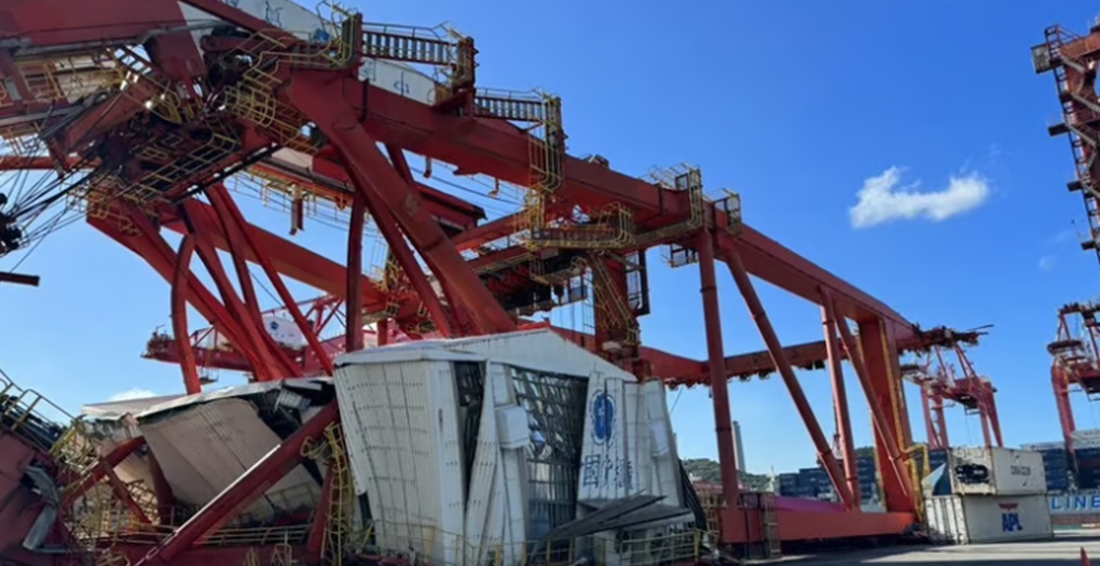  Barge takes out crane at Keelung port