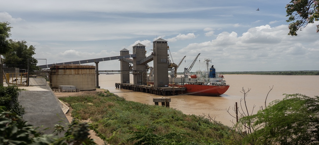 Navio é carregado com soja em porto no rio Paraná, na altura de Rosário, na Argentina. Foto: Bloomberg